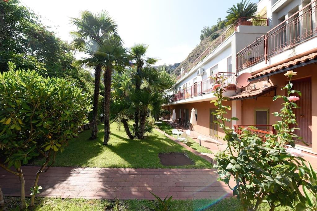 Beach Apartment Таормина Екстериор снимка